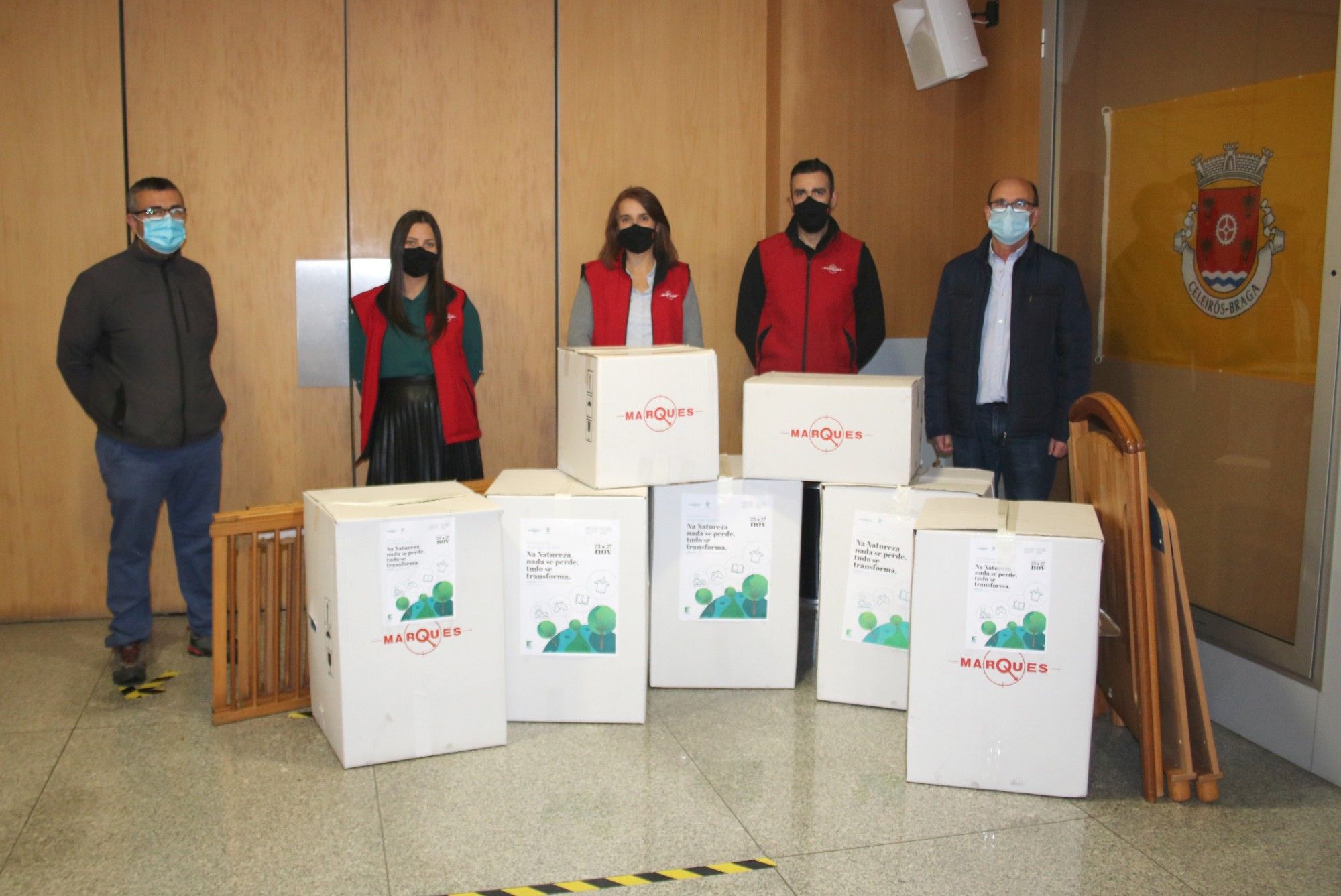 Colaboradores do Grupo José Pimenta Marques doam bens a famílias carenciadas
