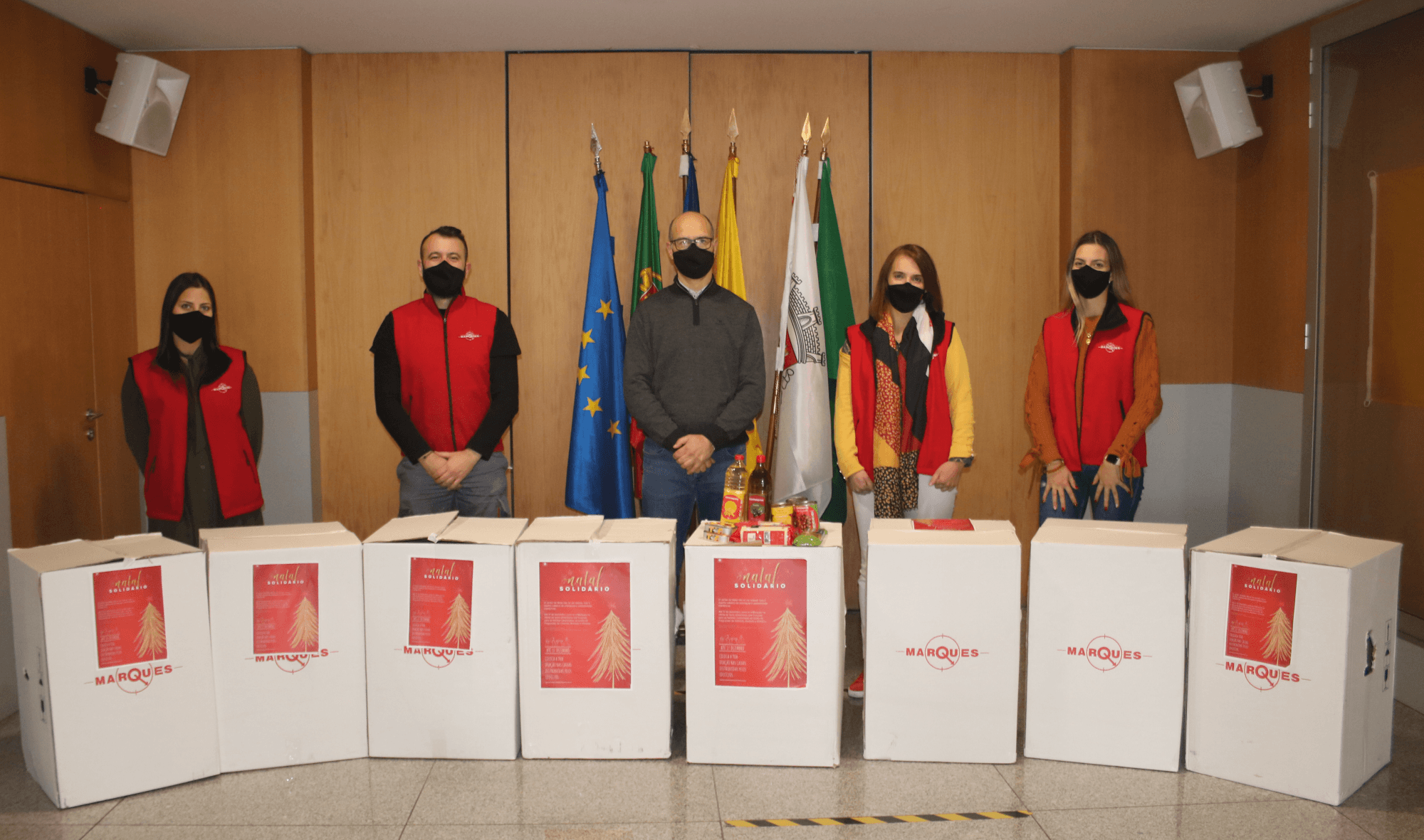Colaboradores do Grupo José Pimenta Marques doam bens alimentares