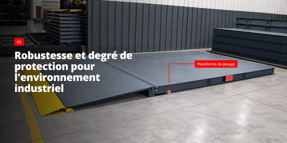 Plateforme de pesage industrielle installée au sol d'un entrepôt, conçue pour les environnements industriels exigeants